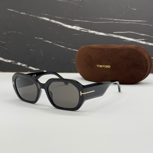 NEW TOM FORD TF917 01A WOMEN SQUARE SUNGLASSES TOM FORD VERONIQUE-02 FT0917/S - Picture 2 of 10